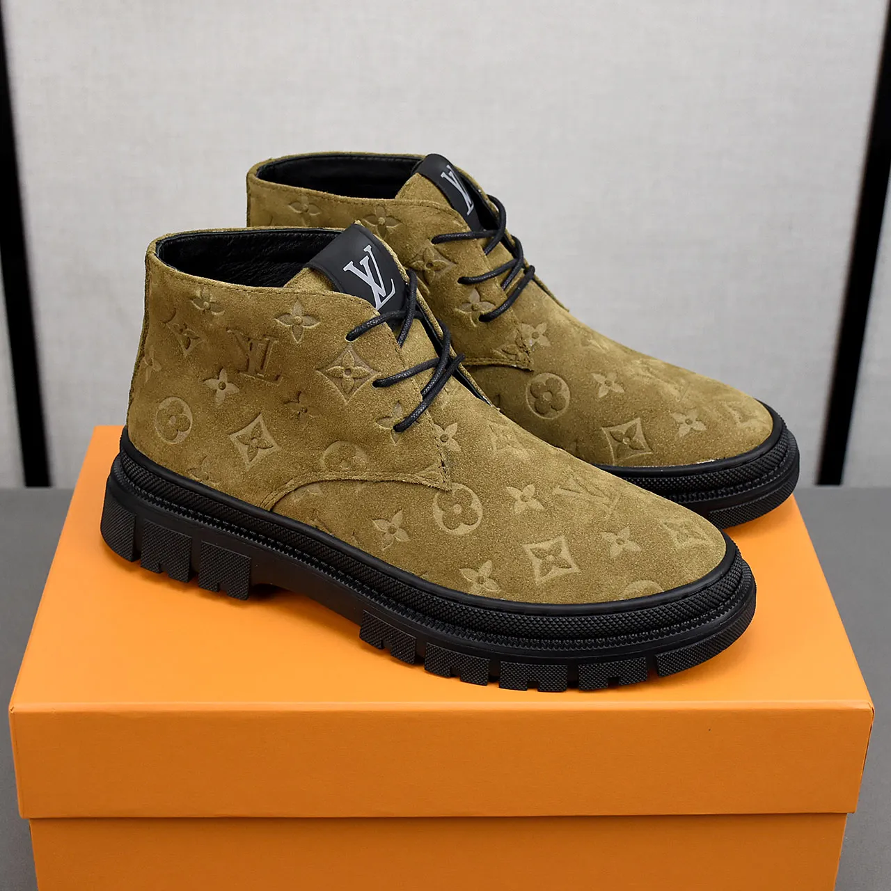 PP leather 230 gross 250👟👟👟LOUIS VUITTON LV donkey brand new thick-soled lace-up big-toe shoes men's casual shoes high-top short boots. These boots are made of waterproof nubuck to create a lightweight and comfortable shoe body. The trendy attitude of being both strong and soft makes it an everyday choice. ✔Upper: imported nubuck leather ✔Lining: sheepskin or wool ✔Outsole: molded outsole Size: 38-44
